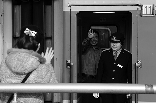 揮手向親人告別，并祝福一路平安