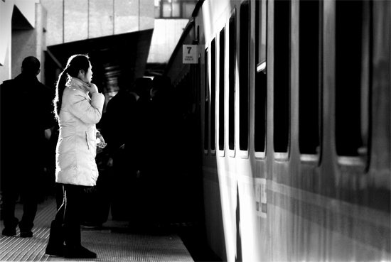 春運(yùn)大潮中，這樣難舍難分的身影總不時閃現(xiàn)在站臺上和廣場中