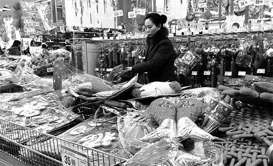 超市里，和春節(jié)相關(guān)的商品被擺放到了十分顯眼的位置