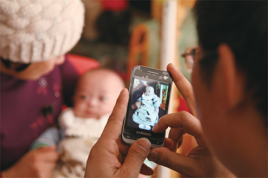 拍幾張照片，帶回去給孩子的爺爺奶奶看