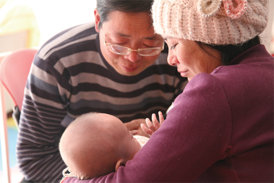 在“魯冰花舍”，李俊峰夫婦就這樣抱著奇奇看了好久