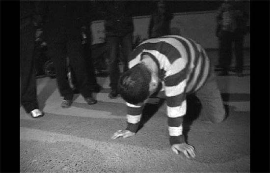 昨日凌晨，鄭州市化工路西段，渾身酒氣的男子出盡洋相