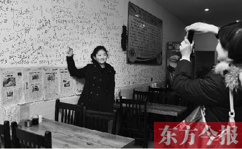 東方今報“一碗面的溫暖”還在延續(xù)，媒體和愛心人士的吃面接力熱情不減。