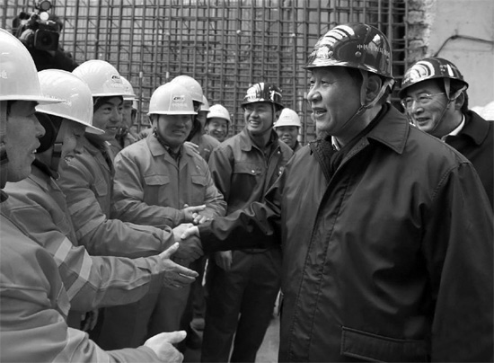 除夕前一天，習(xí)近平到北京地鐵8號線南鑼鼓巷站施工工地慰問農(nóng)民工和技術(shù)人員