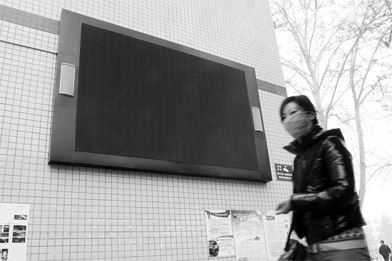 教育部下發(fā)通知，不僅要求學(xué)校引導(dǎo)學(xué)生勤儉節(jié)約，學(xué) 校也要節(jié)約辦公。昨天是開學(xué)第一天，鄭州市39中校園