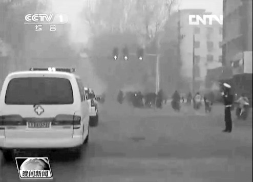 正值上下班高峰，交警調(diào)信號(hào)燈分流車輛