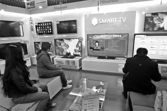 5日，鄭州市的家電賣場里，網(wǎng)絡(luò)電視正在同步直播兩會報道 東方今報記者張培方攝