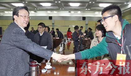 4月22日，省委書記、省人大常委會主任郭庚茂和“聚焦中博·河南行”中部六省媒體采訪團成員親切握手