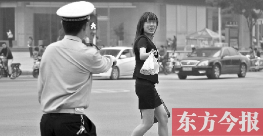 一名女子闖紅燈，并且躲避交警的處罰