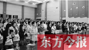 演員謝幕時(shí)，沒(méi)有觀眾離場(chǎng)，而是全部起立熱烈鼓掌