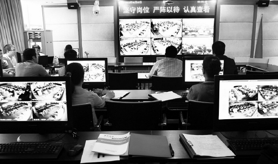 2013年高考首日，鄭州市國(guó)家考試考務(wù)指揮中心內(nèi)，工作人員通過(guò)監(jiān)控器遠(yuǎn)程監(jiān)考
