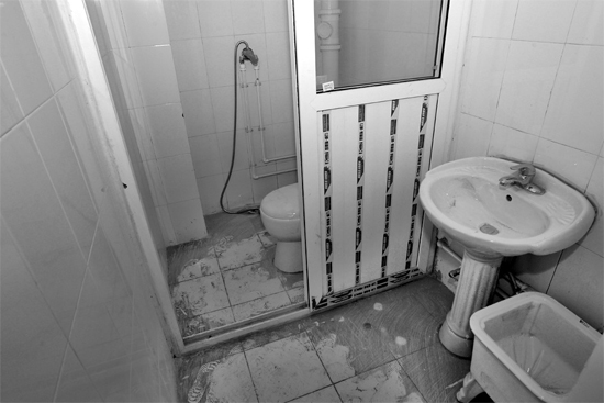 不僅周邊設(shè)施齊全，鄭州公租房室內(nèi)設(shè)施也齊全。圖為剛安裝好的衛(wèi)浴設(shè)施