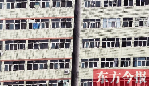 鄭州市城中村眾多類似這樣火柴盒式的房間，成了大中專畢業(yè)生們暫時安放青春和夢想的地方