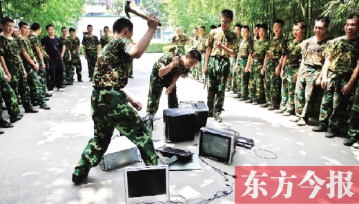 為了讓孩子表達戒除網(wǎng)癮的決心，學(xué)校組織孩子親手砸毀電腦