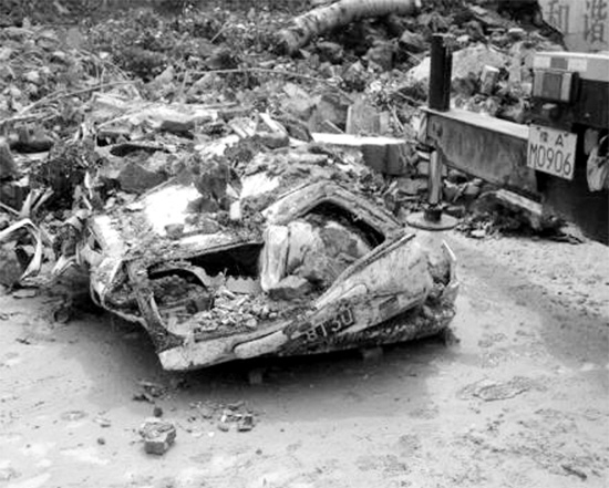 7月2日，新密市區(qū)，暴雨沖倒圍墻，一輛汽車被砸成“鐵餅”