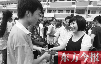 7月23日，晨鐘教育集團(tuán)黨委書記張玲為支教大學(xué)生頒發(fā)證書