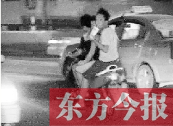 盡管剛剛發(fā)生摩托車車禍，現(xiàn)場很快又現(xiàn)載人摩托車疾馳