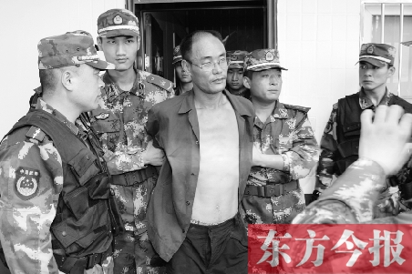 7月27日13時50分許，駐馬店市西平縣的“7·25”連環(huán)殺人案犯罪嫌疑人丁金華（左三）在禹州落網