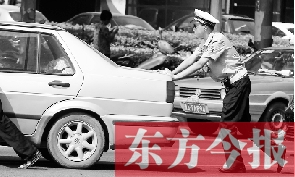 一輛車壞在了路中間，執(zhí)勤交警幫推車