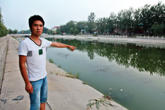 郝亞南指著事發(fā)現場