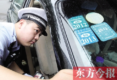 昨天上午，鄭州交巡警開始對進(jìn)入四橋一路的非綠標(biāo)車按闖禁行進(jìn)行處罰