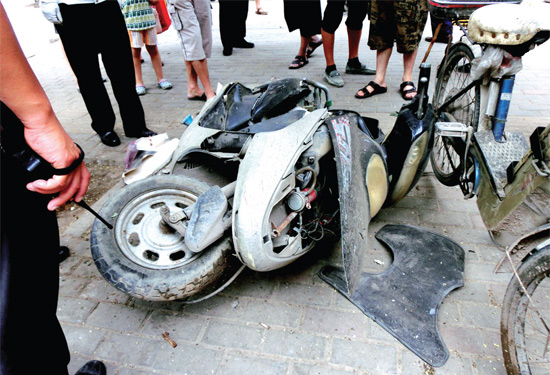 8月3日，棉紡路與六廠前街交叉口附近一輛水泥罐車突然爆胎，路邊一輛電動車被沖擊波震翻報廢