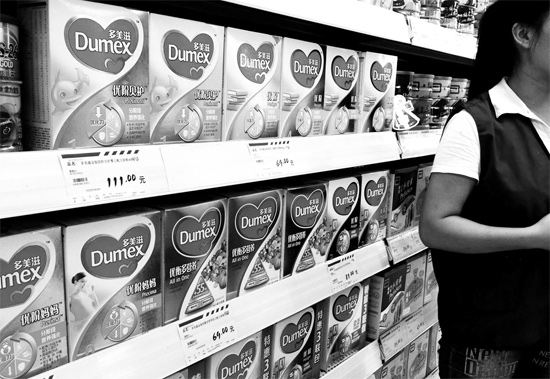 5日，鄭州一家超市內(nèi)，多美滋其他階段奶粉仍在售，但無(wú)人問(wèn)津