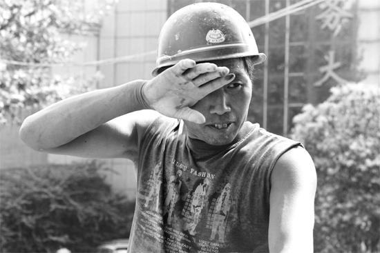 昨日，濟源市市政工人王紅旗在揮汗工作