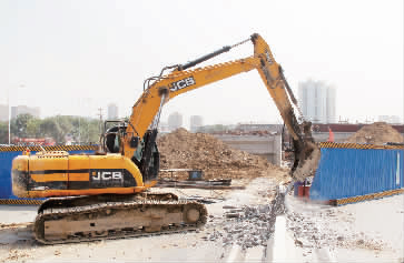 南陽路、北環(huán)快速路立交橋?qū)⑦M(jìn)行封閉施工，圖為工人正在拆除隔離欄