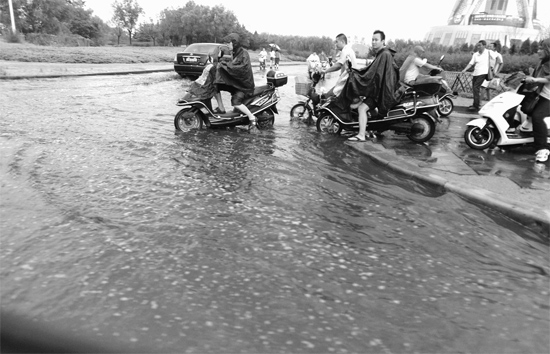 8月7日，鄭州一場(chǎng)暴雨，鄭州多處干道被淹，市民行路如過河