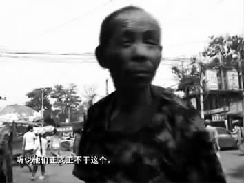 視頻中的男子面對(duì)鏡頭發(fā)泄心中的不滿：不合理，明擺著剝削人