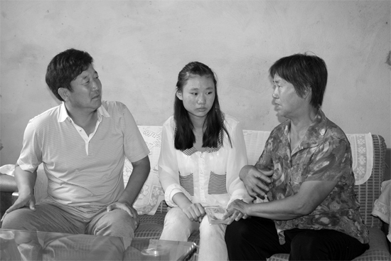 “商丘最美女兒”李丹（中）捐骨髓救母，愛心人士（左）送來1萬元愛心款