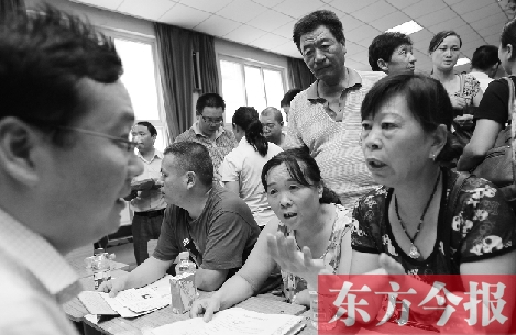 帶著孩子小升初的諸多疑問，眾多家長(zhǎng)（右）向教育部門咨詢