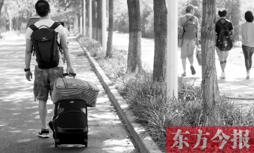 滿載著家人的希望，沿著學(xué)校的路標(biāo)，鄭州大學(xué)新生入學(xué)了，一位新生自己帶著行李來(lái)報(bào)到