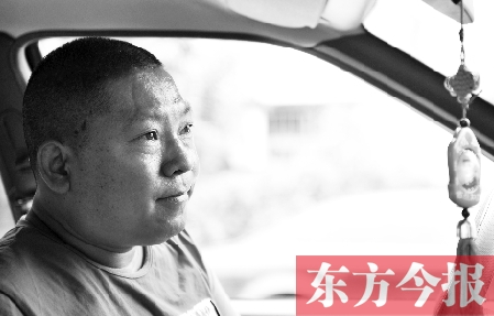 鄧太和帶父親去看病，兩天都沒打開過出租車后備廂