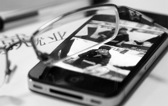 9月9日，鄭州河醫(yī)立交橋上， 一小伙兒因找不到工作輕生被救下的微博在網(wǎng)上熱傳，小伙兒的舉動讓人唏噓