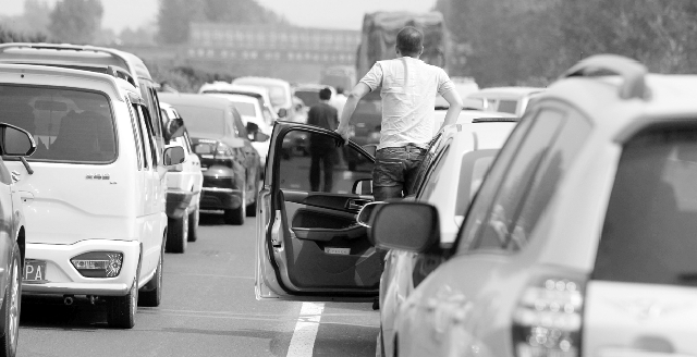 10月7日下午，寧洛高速漯河至商水段，因車禍發(fā)生擁堵