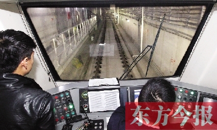 為了地鐵一號線在年底按期投入試運營，大家正在緊張調(diào)試