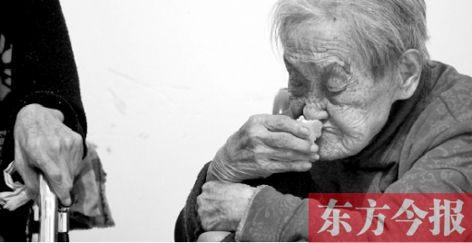 在鄭州惠濟(jì)區(qū)紅樹林老年療養(yǎng)院內(nèi)，一位老人在吃蛋糕