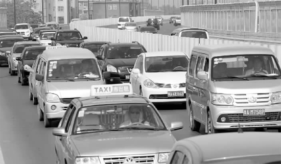 上午11點，鄭州市京廣快速路由北向南的路段已經(jīng)開始擁堵，要是早晚高峰，更是堵得走不成