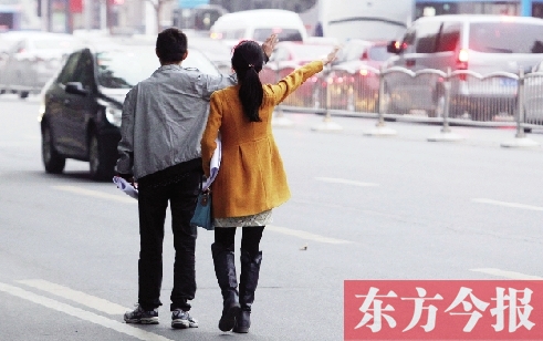 昨日下午5時30分，鄭州市花園路口公交站，一對青年正焦急等車