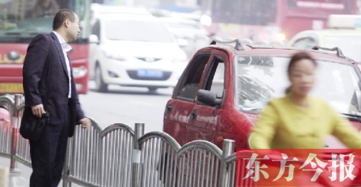 昨日下午5點40分，一男子久久未等到出租車，一輛“黑三輪”車主便和他搭訕