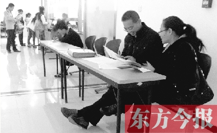 　　10月16日，鄭州市社保中心辦事大廳，新增的桌椅方便了前來辦理手續(xù)的市民