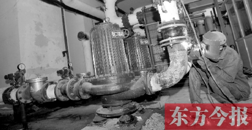 工人師傅正在對(duì)小區(qū)的熱力工作站進(jìn)行檢修