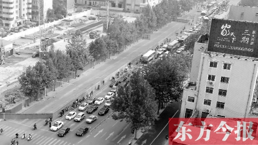 圍擋設(shè)置首日，人們騎車緩慢通行