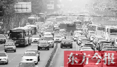 昨日下午4點(diǎn)，在花園路與黃河路口附近，車堵成了“一鍋粥”