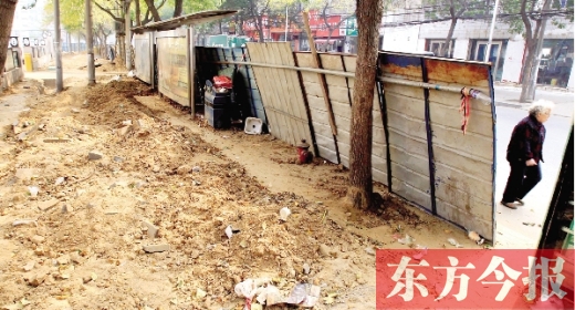 鄭州市紅專路與政七街交叉口，一工地“圍而不動”，步行者只好擇路而行