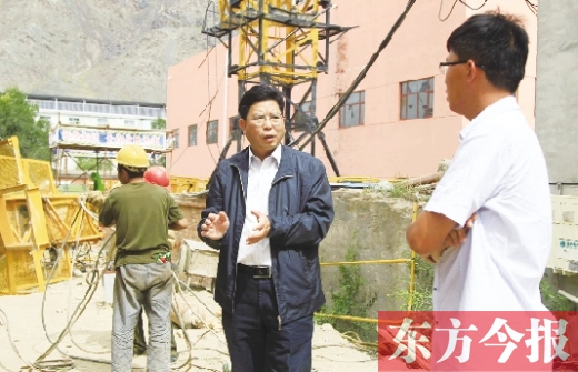 新鄉(xiāng)市援疆前方指揮部指揮長(zhǎng)、伊吾縣委副書(shū)記鄭援越（中）深入一線調(diào)研