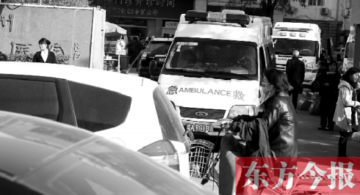 馬路上的機(jī)動(dòng)車越來越多，臨著大路鄭州市第一人民醫(yī)院門口，出急診的救護(hù)車常常遭遇堵車