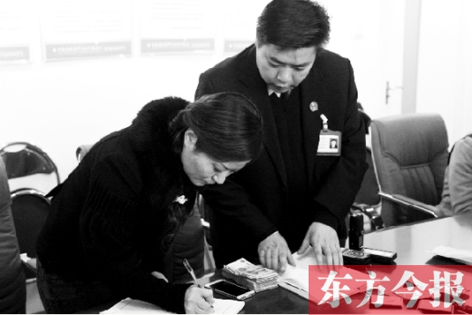 強制執(zhí)行+曝光，讓楊女士（左）拿到補償金